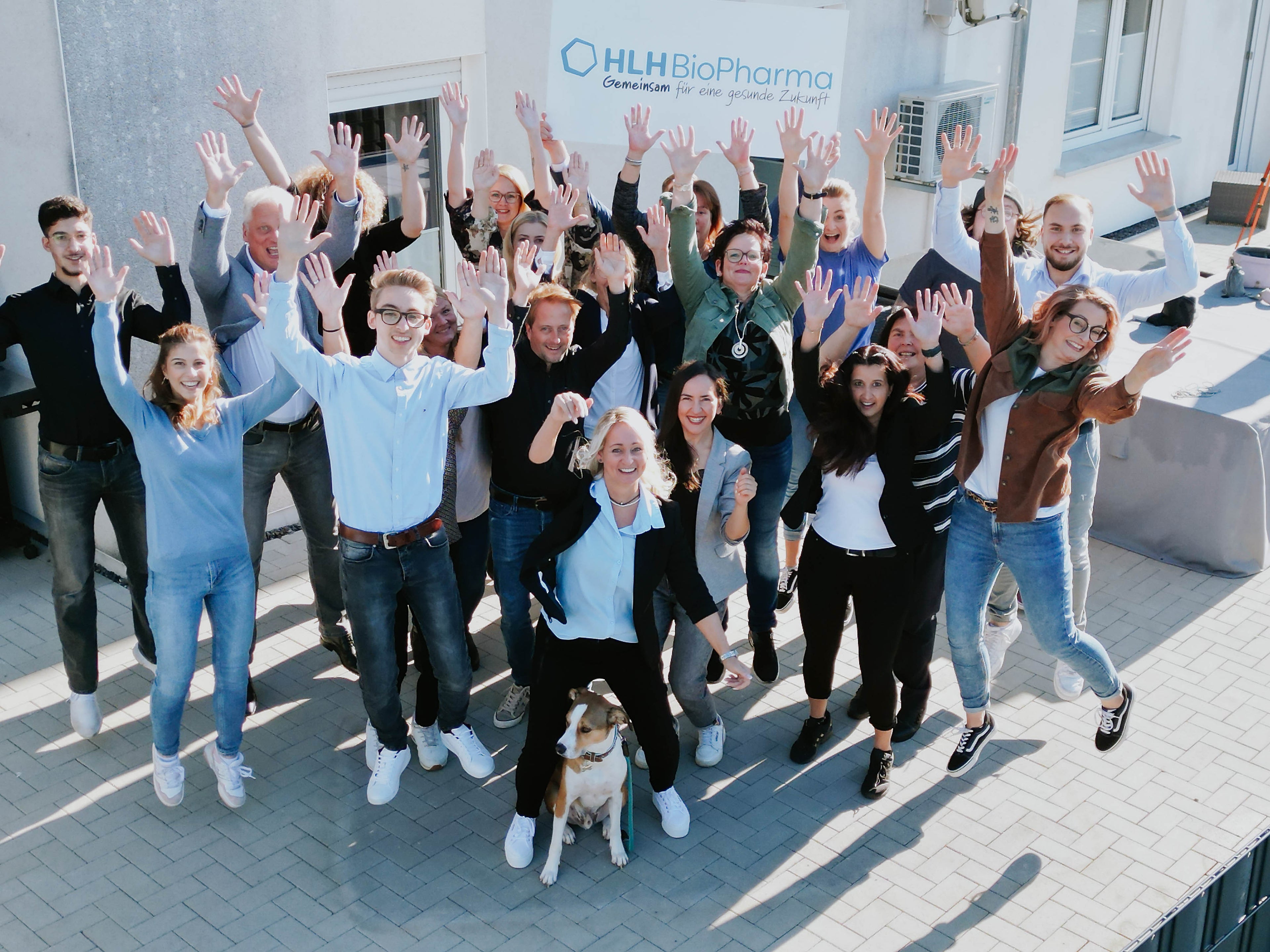 Teamfoto HLH-BioPharma mit hochgerissenen Armen