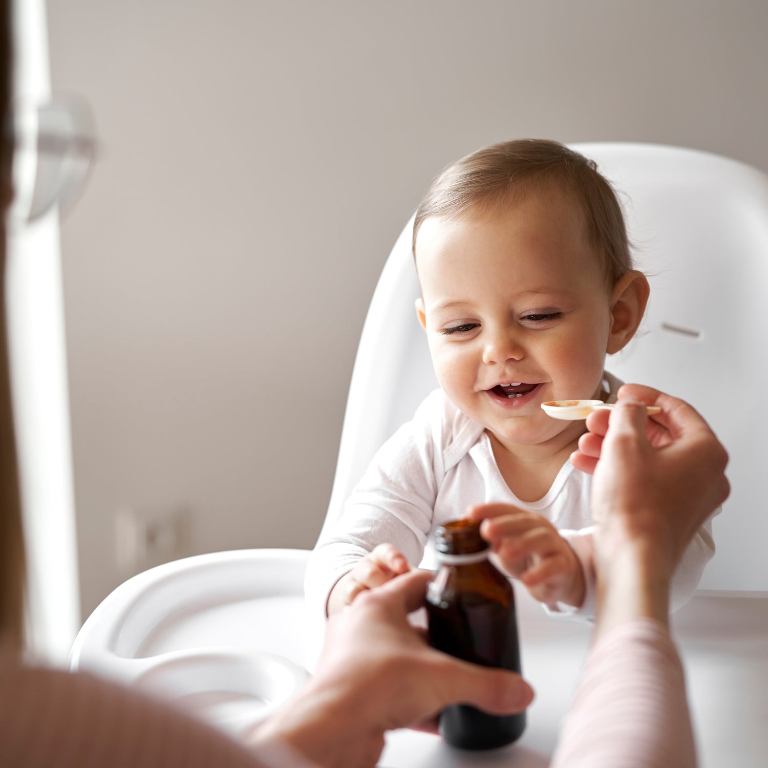 Baby in Hochstuhl wird gefüttert